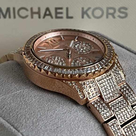Michael Kors Women’s Everest Quartz Crystal Rose Gold Dial Watch
Case Size:36mm - Picture 5 of 11